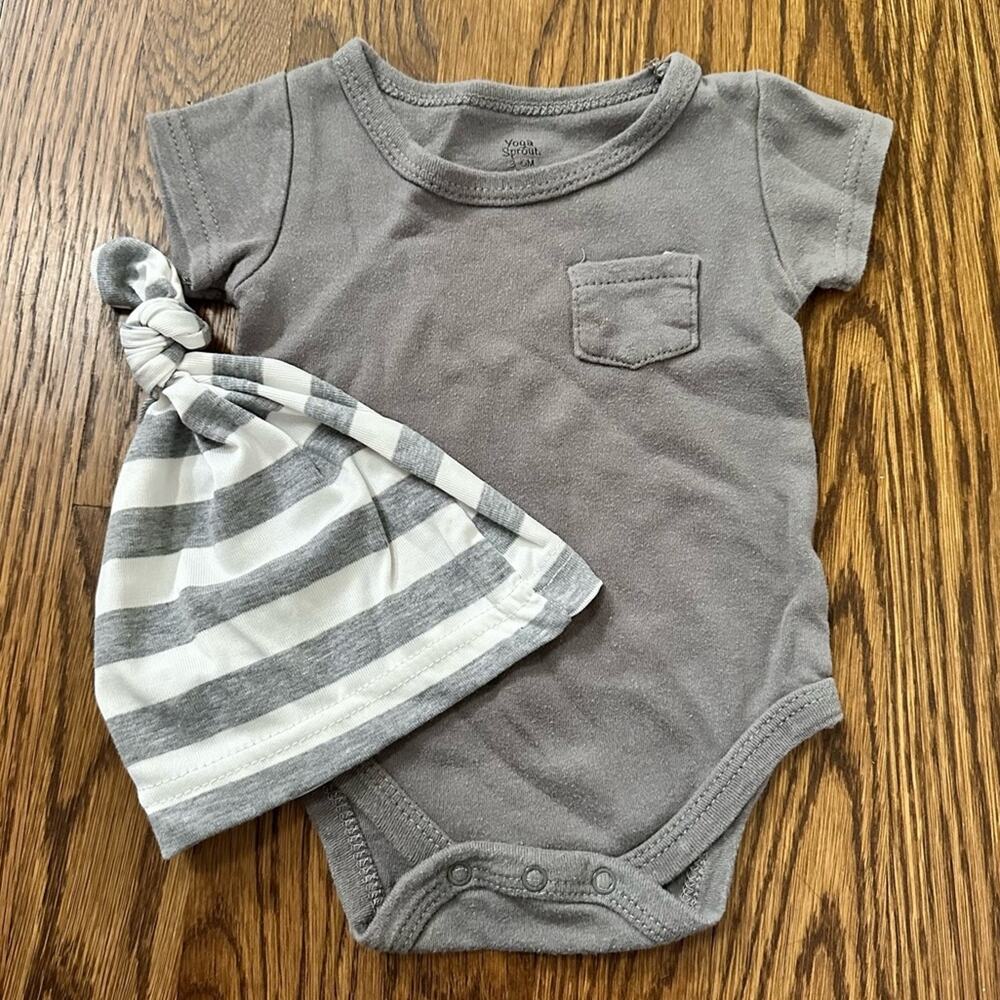 Yoga Sprout short sleeve grey onesie with knotted beanie hat, size 3-6 months